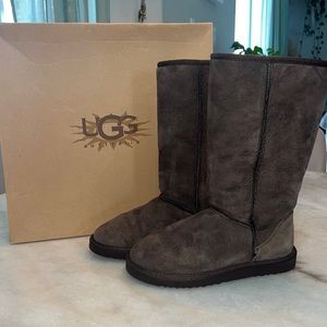 UGG CLASSIC TALL CHOCOLATE SIZE 7